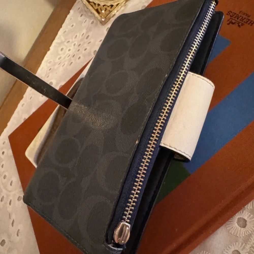 Coach Women's Wallet in Black and Tan - Picture 3 of 12